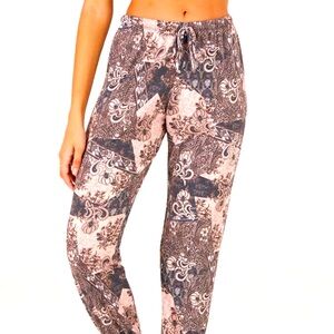 NWT ONZIE Hot Yoga Weekend Fleece Sweatpant Grey Bandana Print Joggers S/M